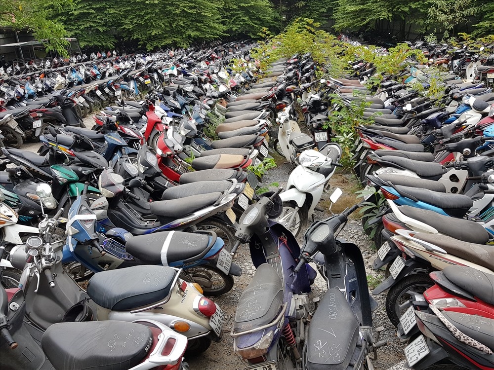 Choáng ngợp tại "nghĩa địa xe" vi phạm giao thông ở Hà Nội